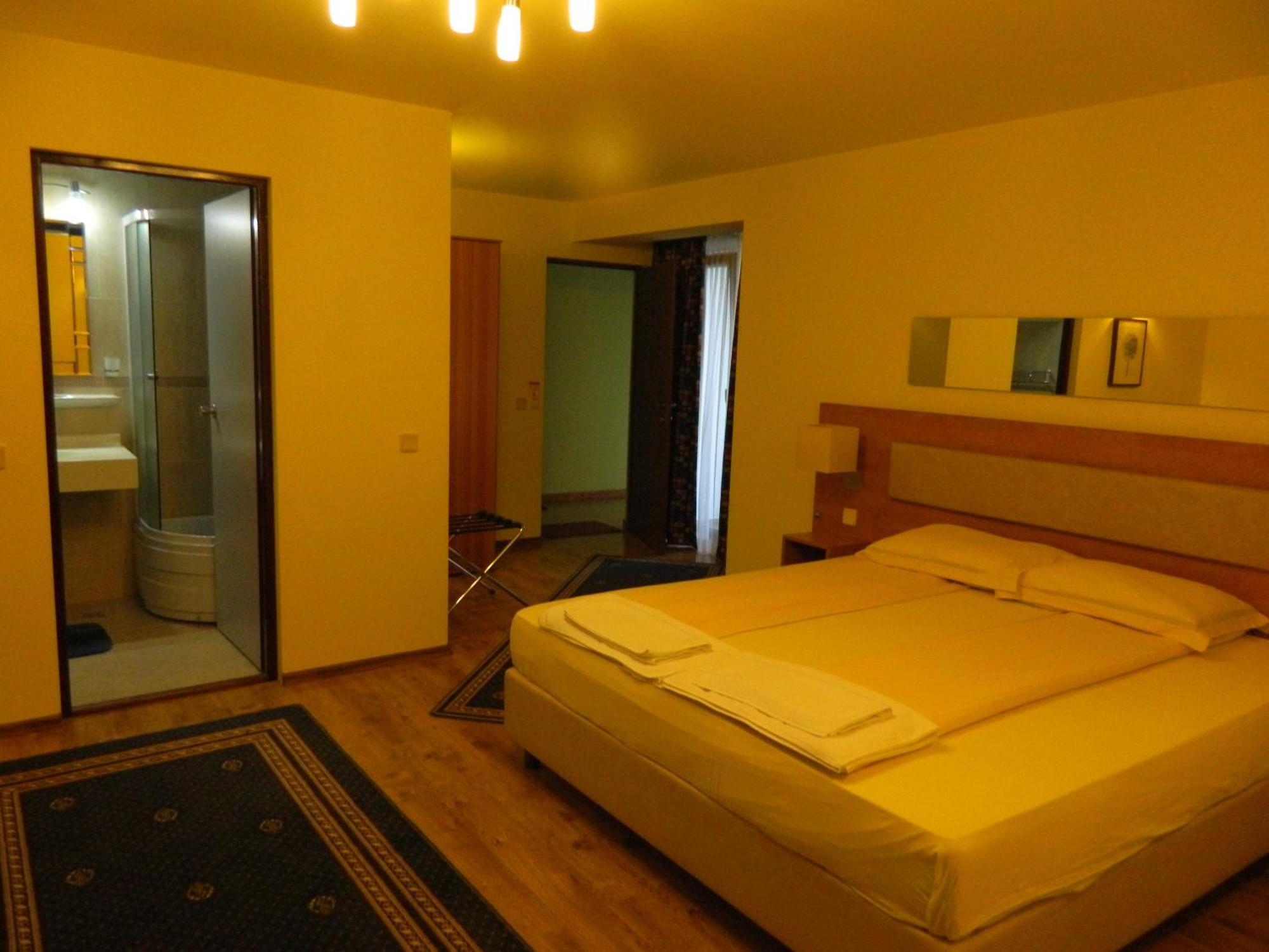 Pensiunea Blanca Reghin Habitación foto