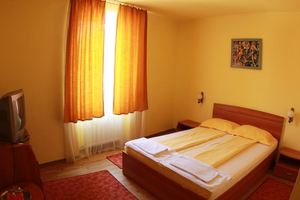 Pensiunea Blanca Reghin Habitación foto