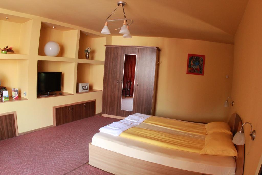 Pensiunea Blanca Reghin Habitación foto
