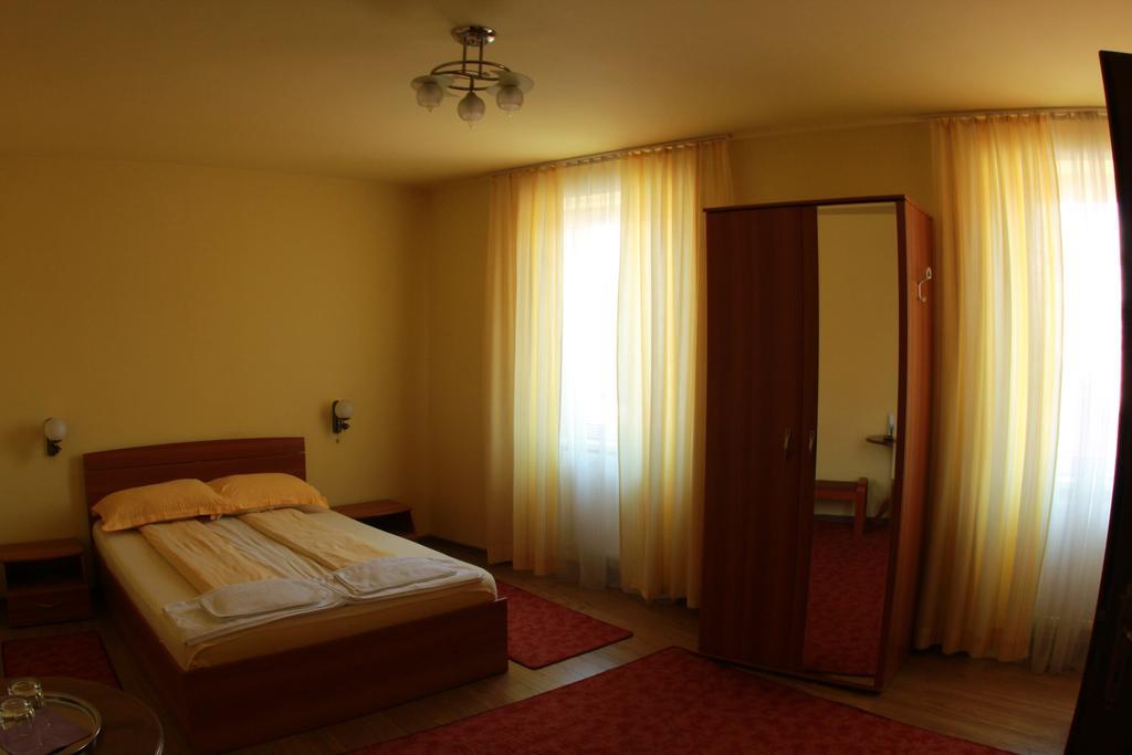 Pensiunea Blanca Reghin Habitación foto